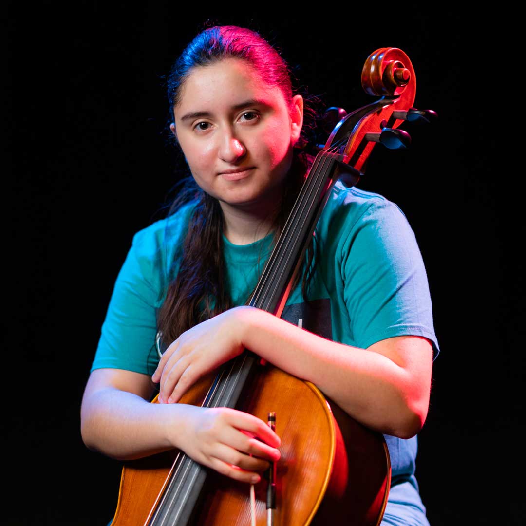 Photo of Ángela Tijerina with her cello