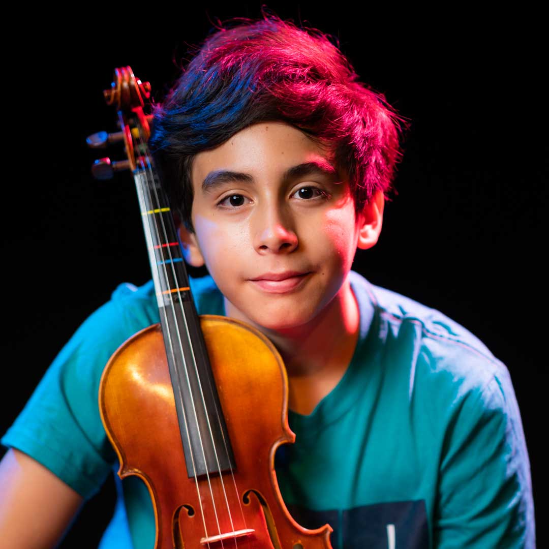 Photo of Gabriel Salazar with his violin
