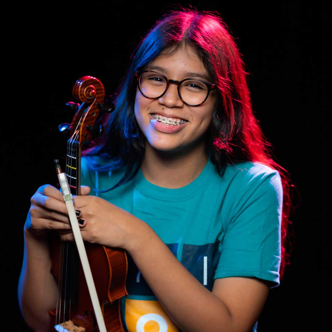 Photo of Inés García with her violin