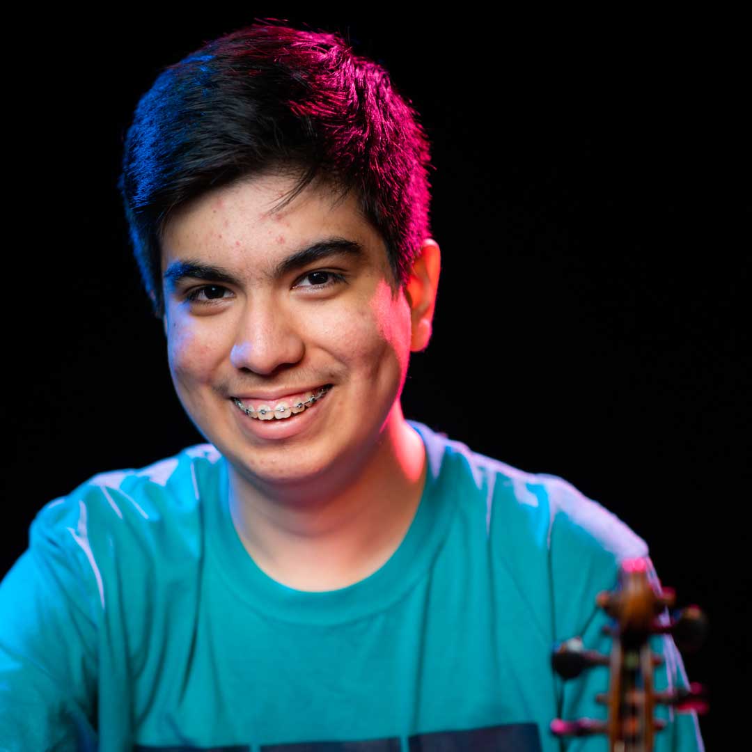 Photo of Jaziel Varela with his violin