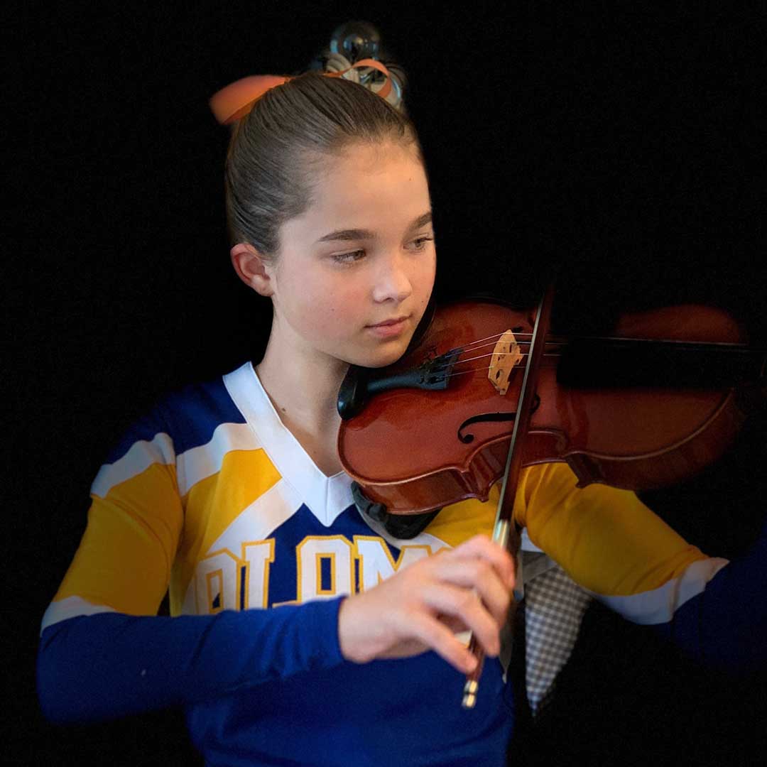Photo of Mary Jean Peavy with her violin